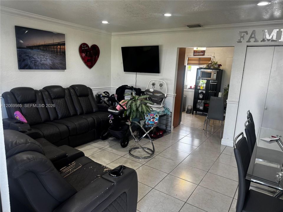 For Sale: $390,000 (2 beds, 1 baths, 875 Square Feet)