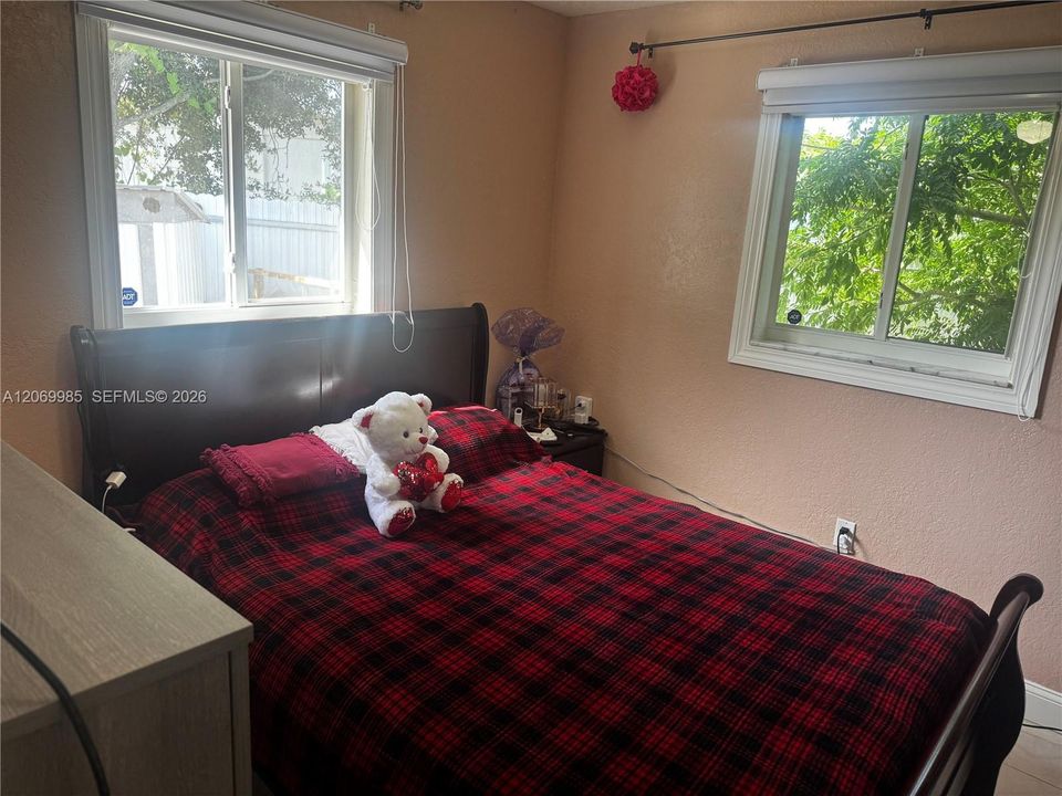 For Sale: $390,000 (2 beds, 1 baths, 875 Square Feet)