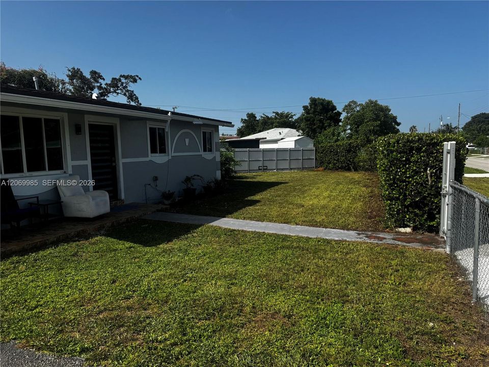 For Sale: $390,000 (2 beds, 1 baths, 875 Square Feet)