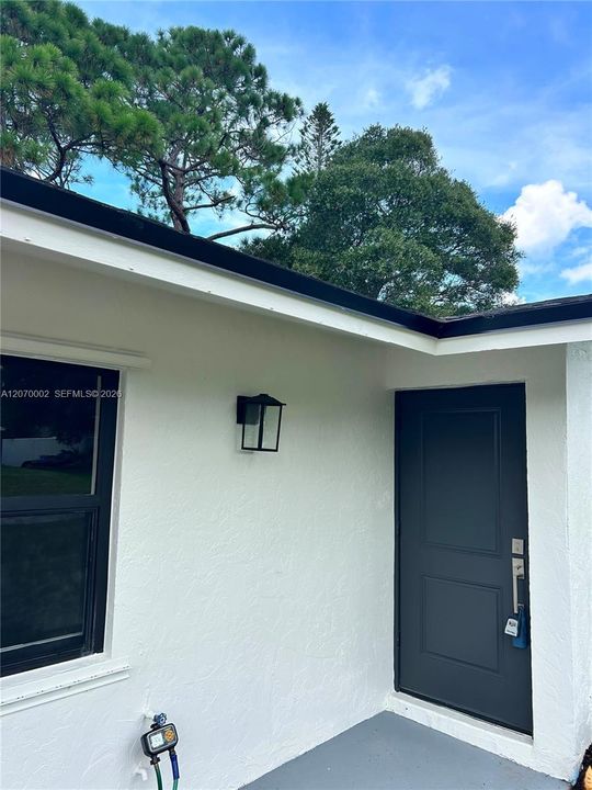 For Sale: $299,900 (2 beds, 2 baths, 1116 Square Feet)