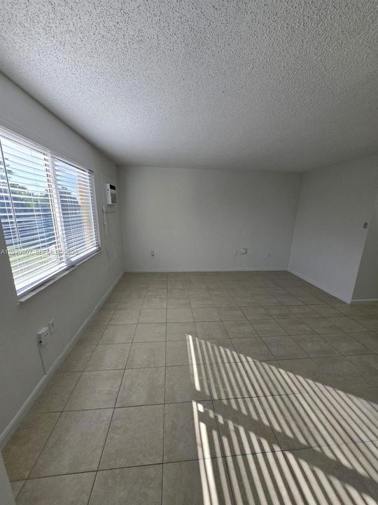 For Rent: $1,400 (1 beds, 1 baths, 382 Square Feet)
