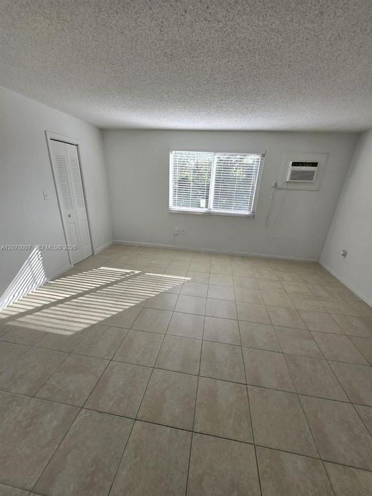 For Rent: $1,400 (1 beds, 1 baths, 382 Square Feet)