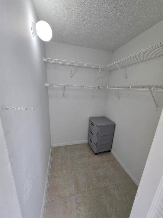 For Rent: $1,400 (1 beds, 1 baths, 382 Square Feet)
