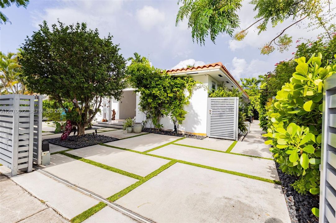 Active With Contract: $749,999 (5 beds, 4 baths, 2115 Square Feet)