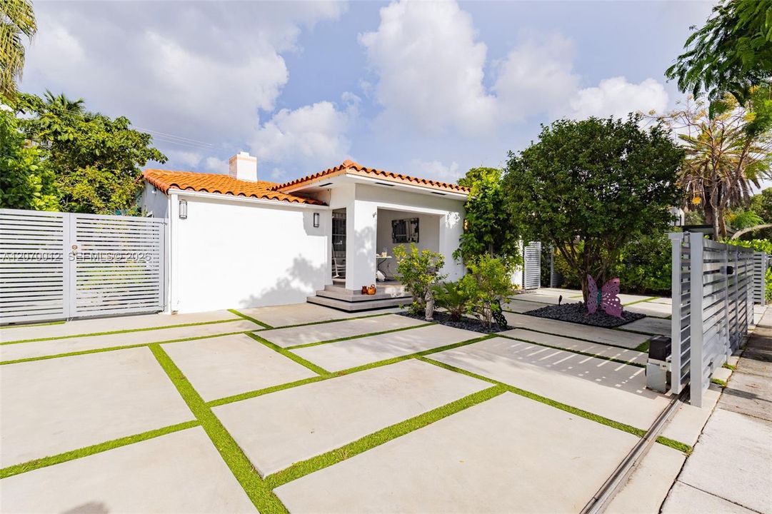 For Sale: $749,999 (5 beds, 4 baths, 2115 Square Feet)