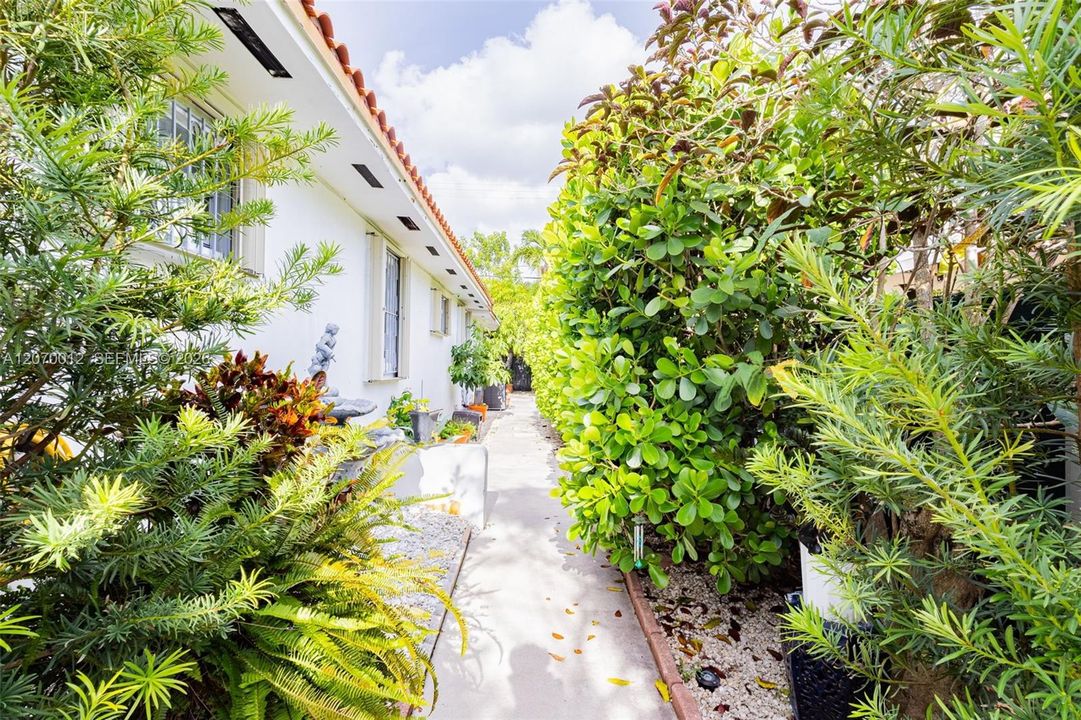 Active With Contract: $749,999 (5 beds, 4 baths, 2115 Square Feet)
