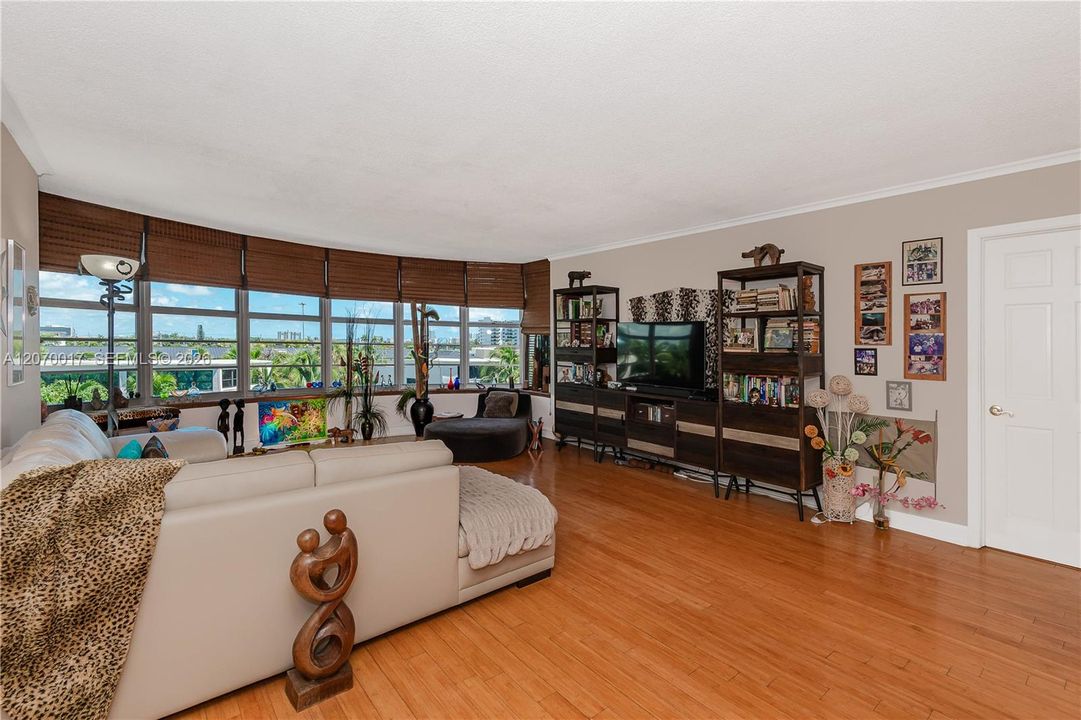 For Sale: $550,000 (3 beds, 3 baths, 1750 Square Feet)