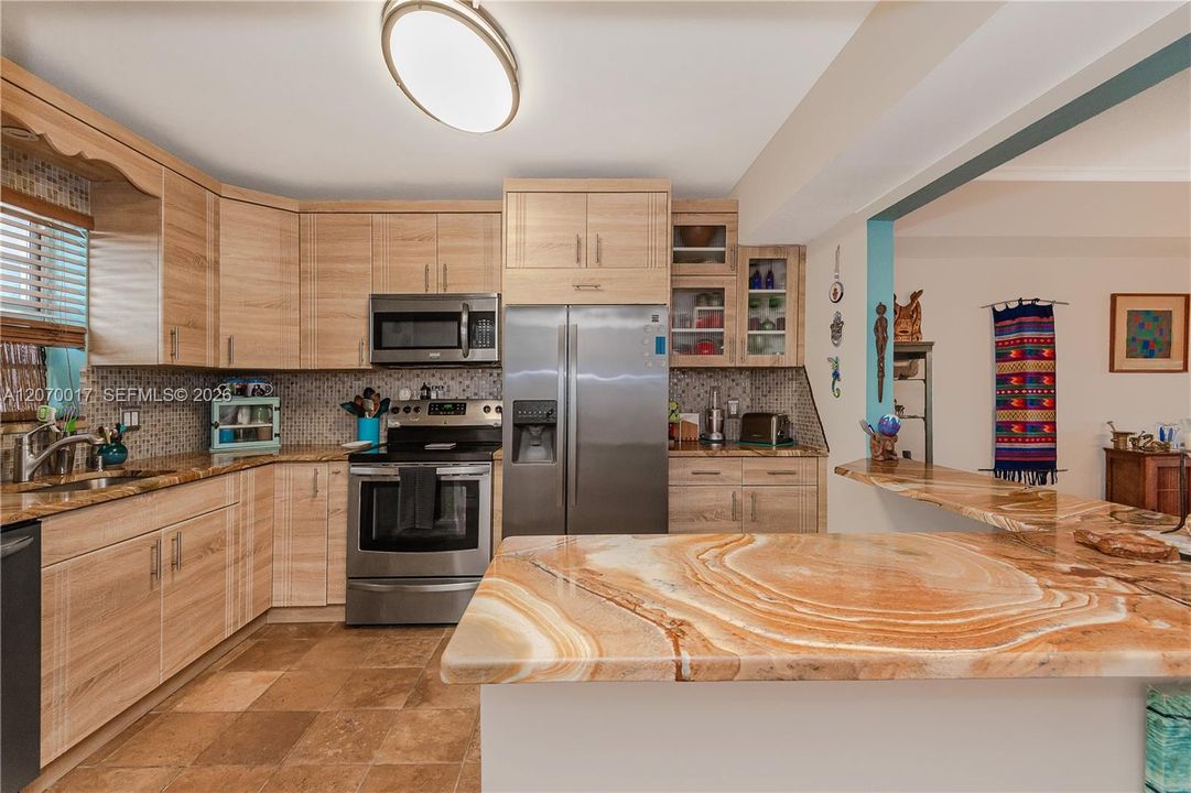 For Sale: $550,000 (3 beds, 3 baths, 1750 Square Feet)