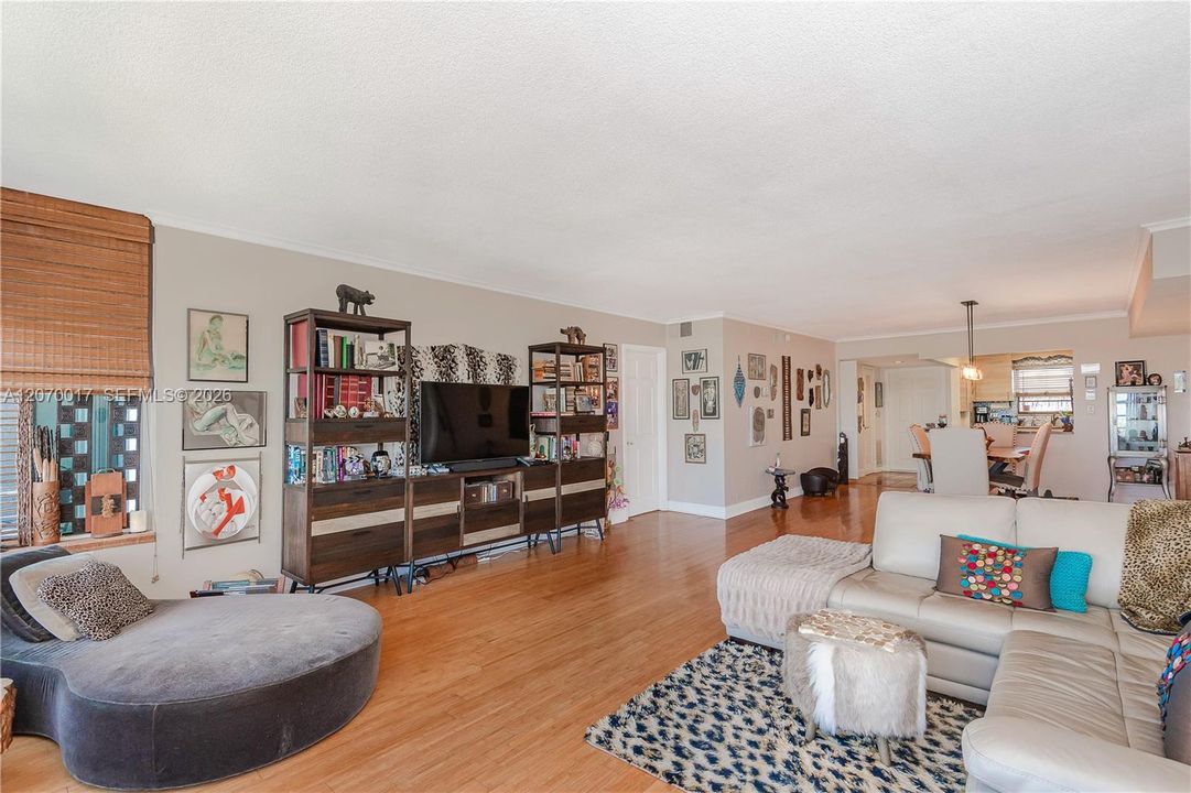 For Sale: $550,000 (3 beds, 3 baths, 1750 Square Feet)
