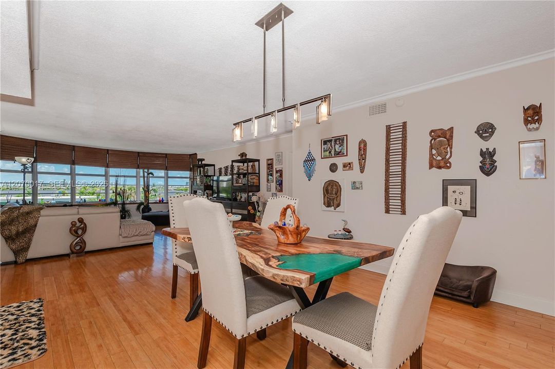 For Sale: $550,000 (3 beds, 3 baths, 1750 Square Feet)