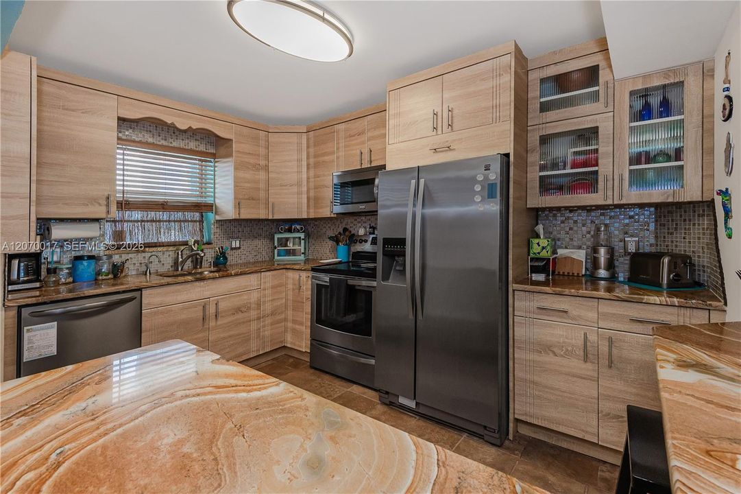For Sale: $550,000 (3 beds, 3 baths, 1750 Square Feet)