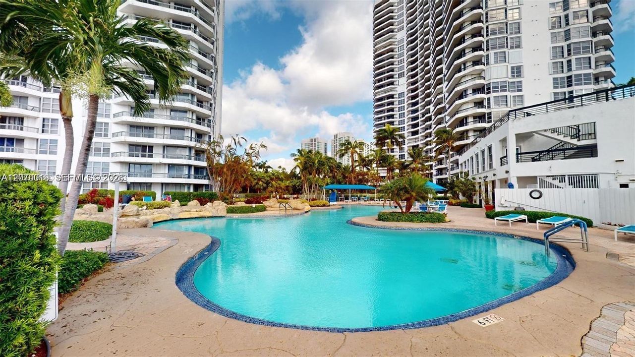 For Sale: $530,000 (2 beds, 2 baths, 1353 Square Feet)