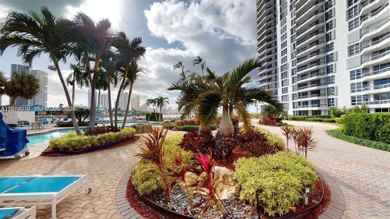 For Sale: $530,000 (2 beds, 2 baths, 1353 Square Feet)