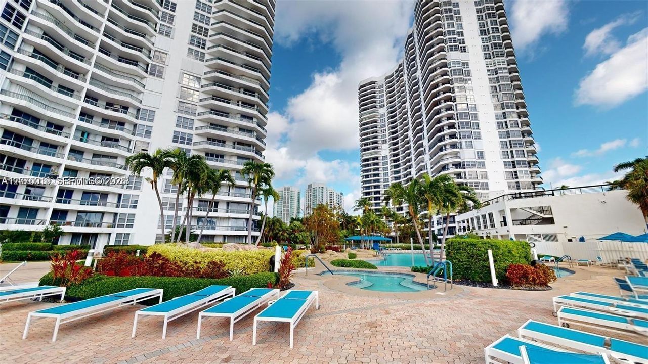 For Sale: $530,000 (2 beds, 2 baths, 1353 Square Feet)