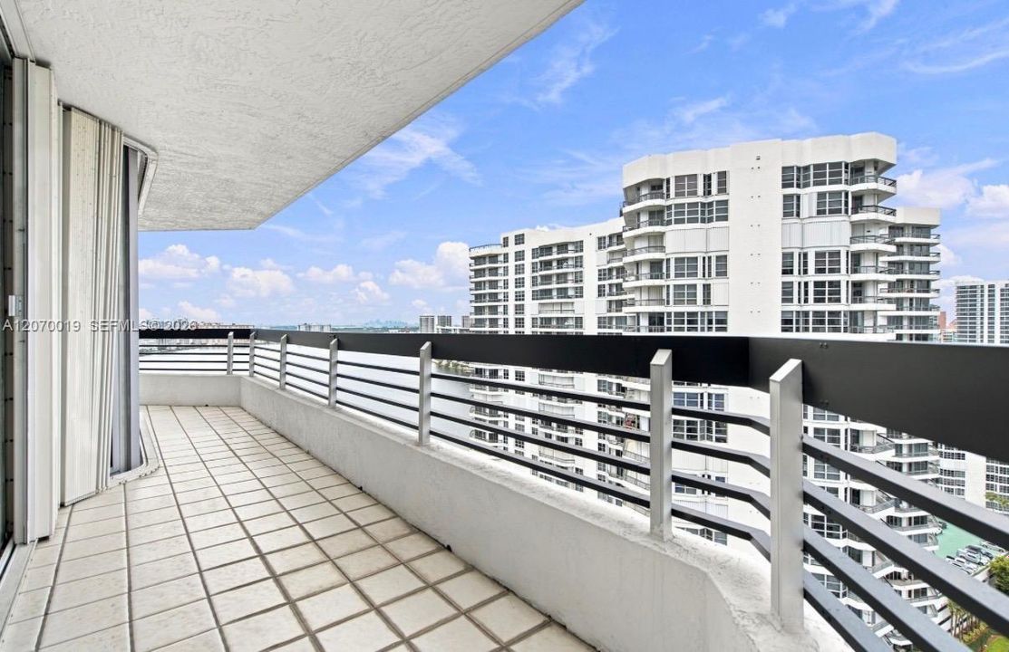 For Sale: $530,000 (2 beds, 2 baths, 1353 Square Feet)