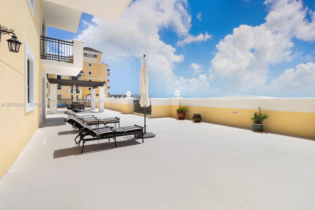 For Rent: $3,875 (2 beds, 2 baths, 1352 Square Feet)