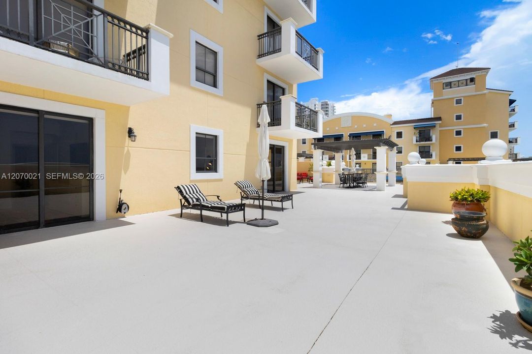 For Rent: $3,875 (2 beds, 2 baths, 1352 Square Feet)