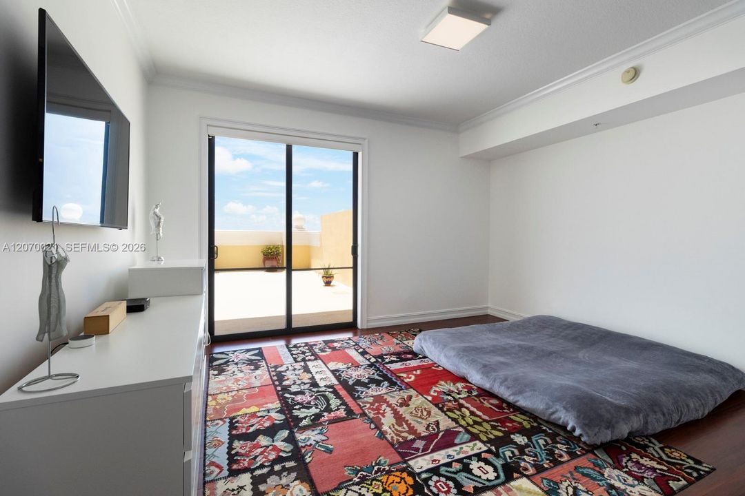 For Rent: $3,875 (2 beds, 2 baths, 1352 Square Feet)