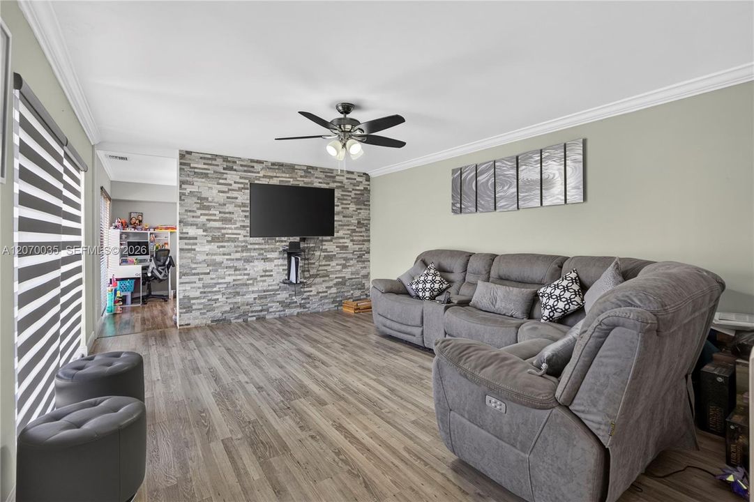 For Sale: $350,000 (3 beds, 2 baths, 1540 Square Feet)
