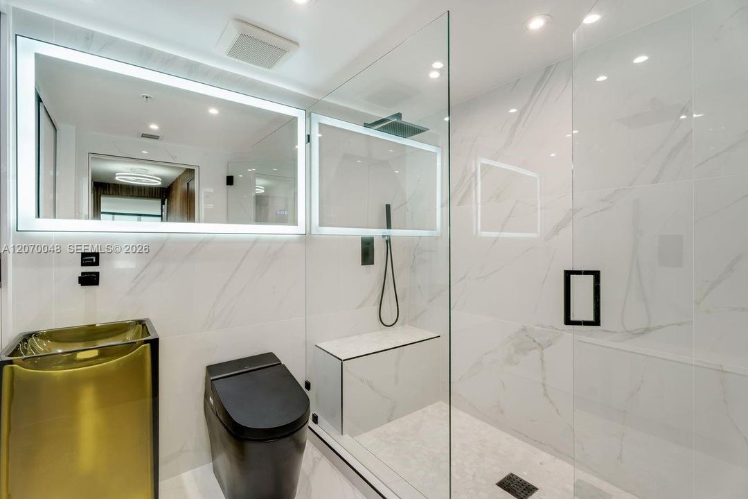 Guest/2nd Bathroom
