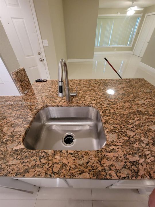 For Rent: $1,850 (1 beds, 1 baths, 805 Square Feet)