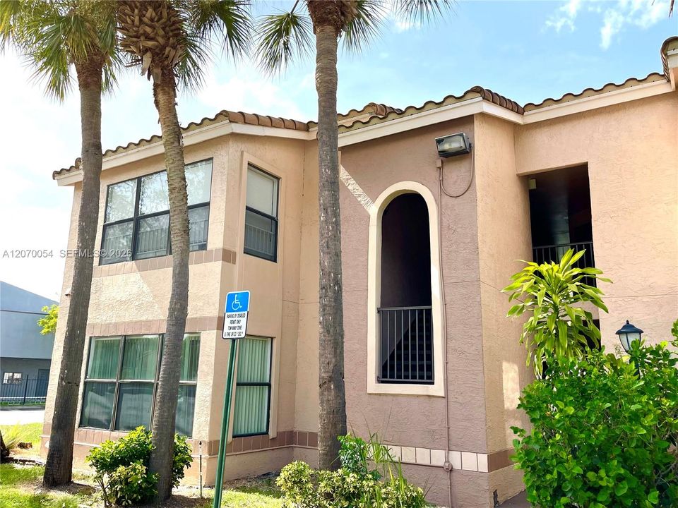 For Rent: $1,850 (1 beds, 1 baths, 805 Square Feet)