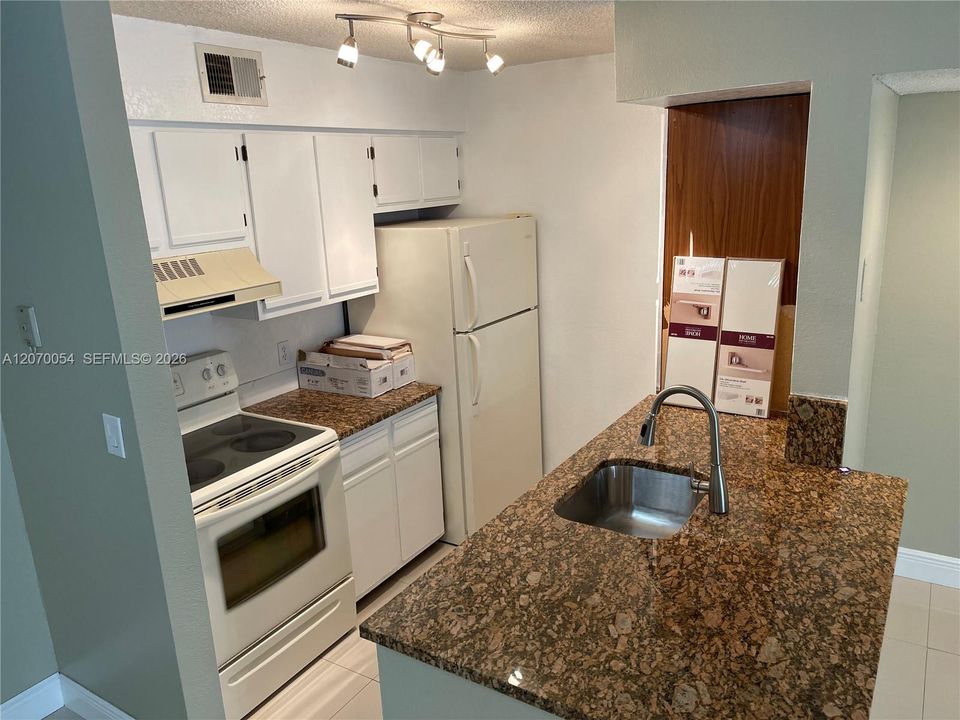 For Rent: $1,850 (1 beds, 1 baths, 805 Square Feet)