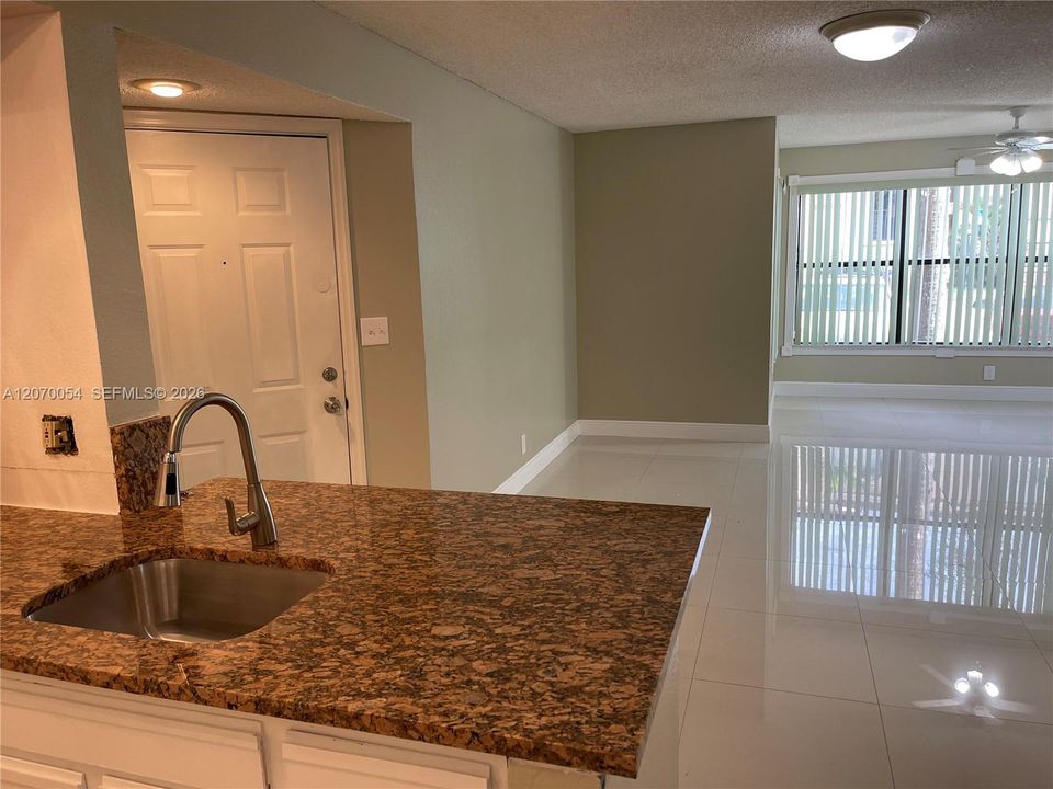 For Rent: $1,850 (1 beds, 1 baths, 805 Square Feet)