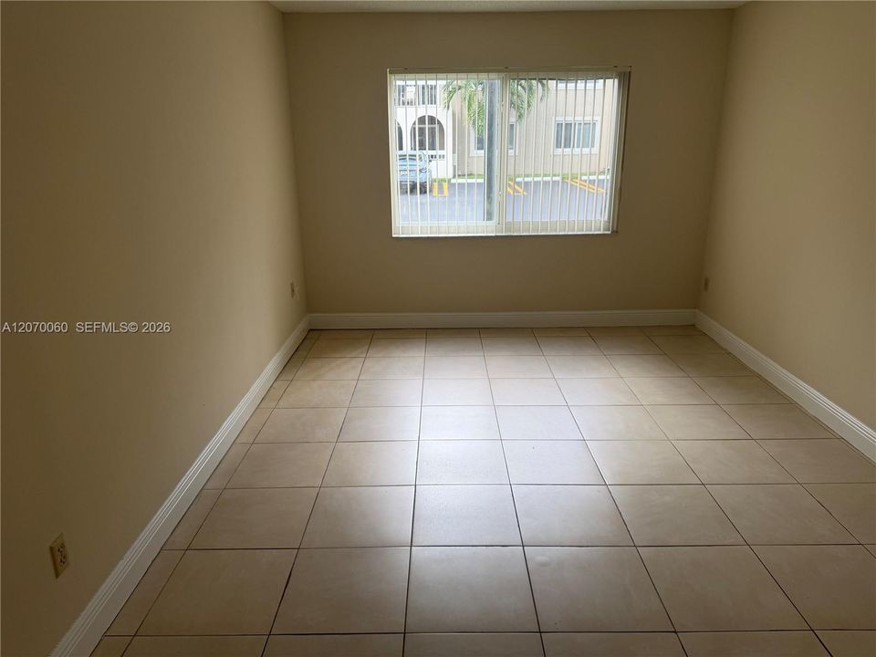 For Rent: $1,800 (1 beds, 1 baths, 712 Square Feet)