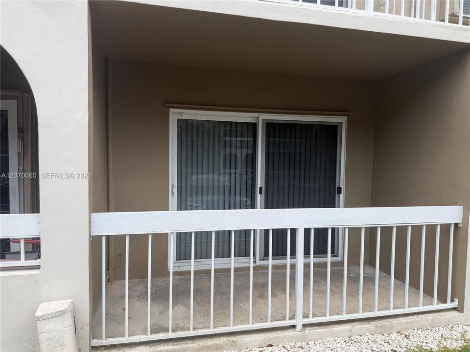 For Rent: $1,800 (1 beds, 1 baths, 712 Square Feet)