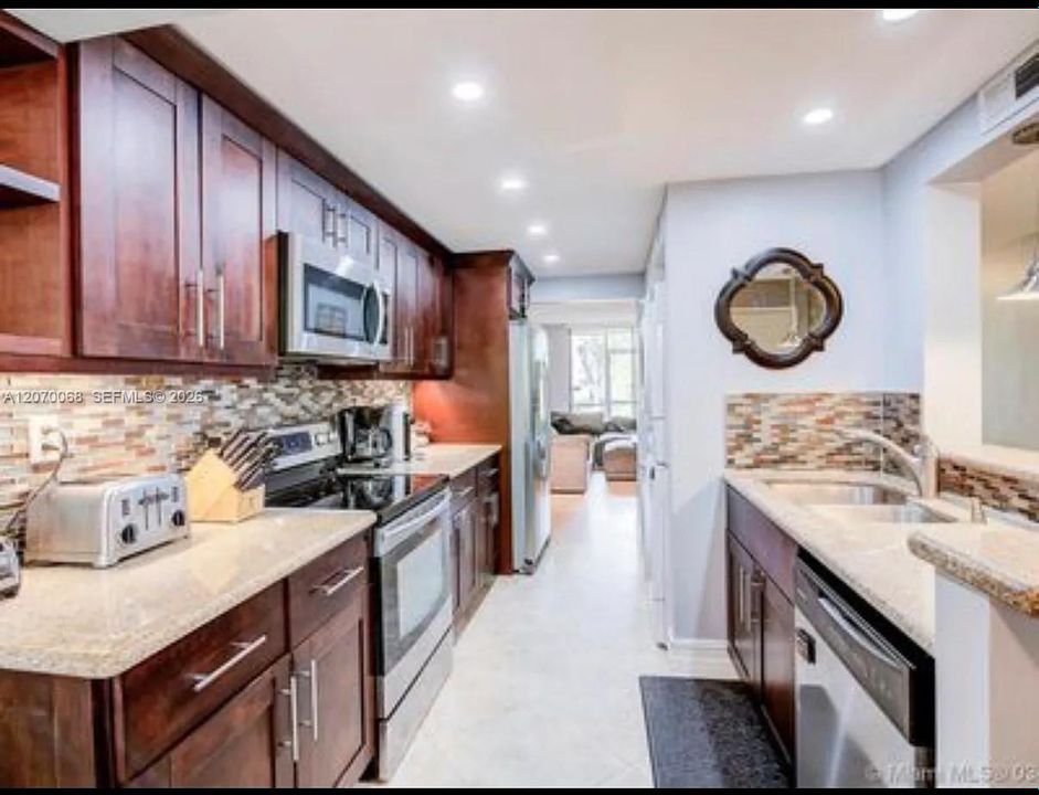 For Sale: $197,999 (2 beds, 2 baths, 970 Square Feet)