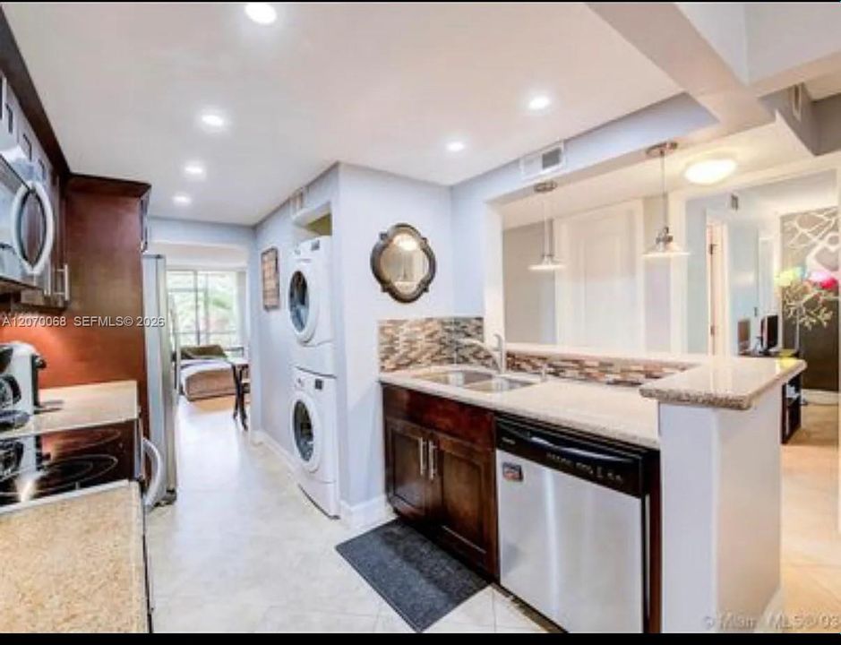For Sale: $197,999 (2 beds, 2 baths, 970 Square Feet)
