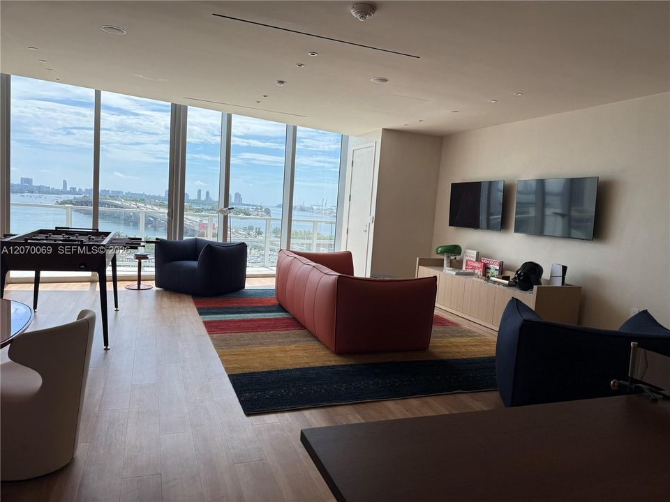 For Sale: $1,990,000 (2 beds, 2 baths, 1362 Square Feet)