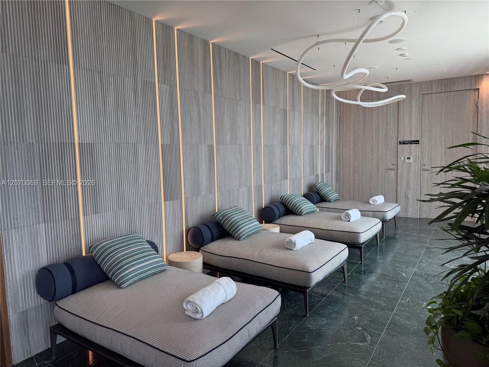 For Sale: $1,990,000 (2 beds, 2 baths, 1362 Square Feet)