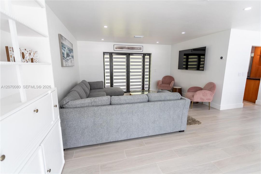 For Rent: $5,250 (3 beds, 3 baths, 1371 Square Feet)