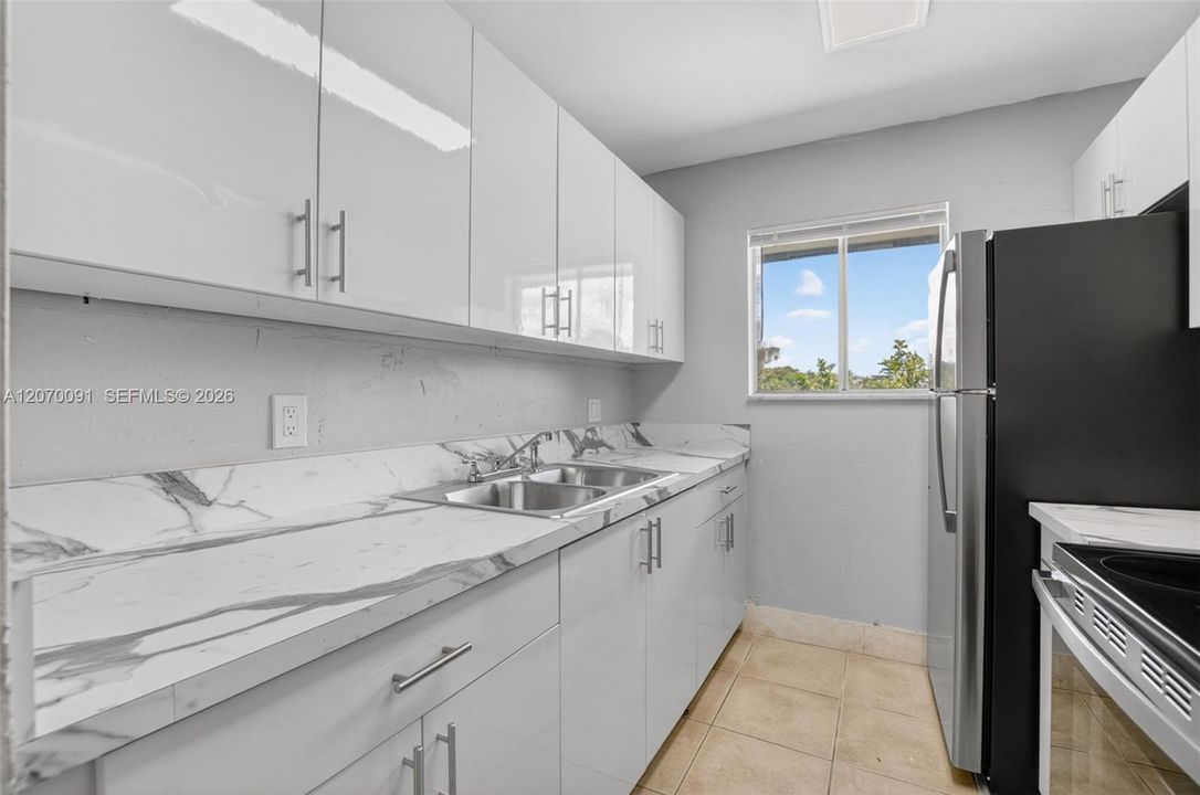 В аренду: $2,050 (2 спален, 1 ванн, 876 Квадратных фут)