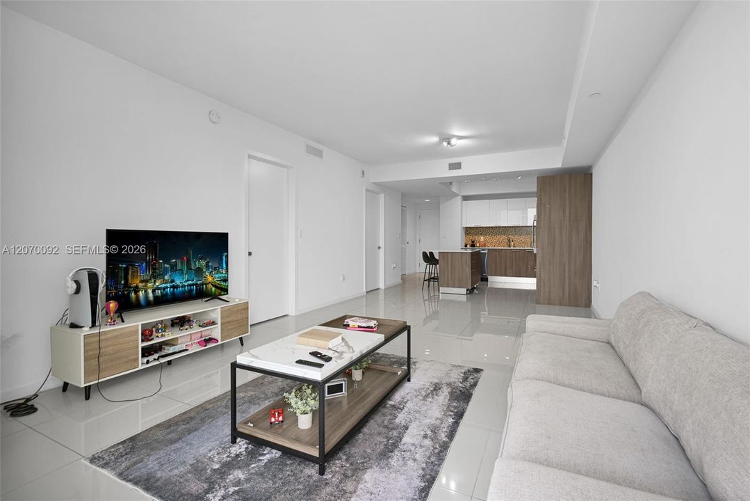 For Sale: $400,000 (1 beds, 1 baths, 769 Square Feet)