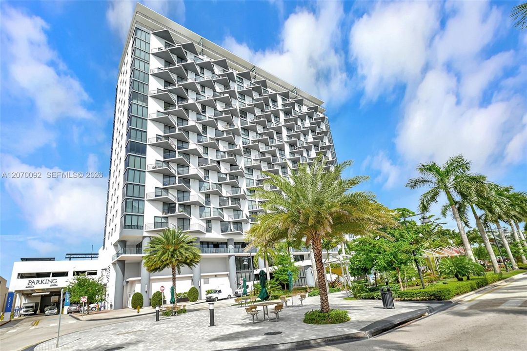 For Sale: $400,000 (1 beds, 1 baths, 769 Square Feet)