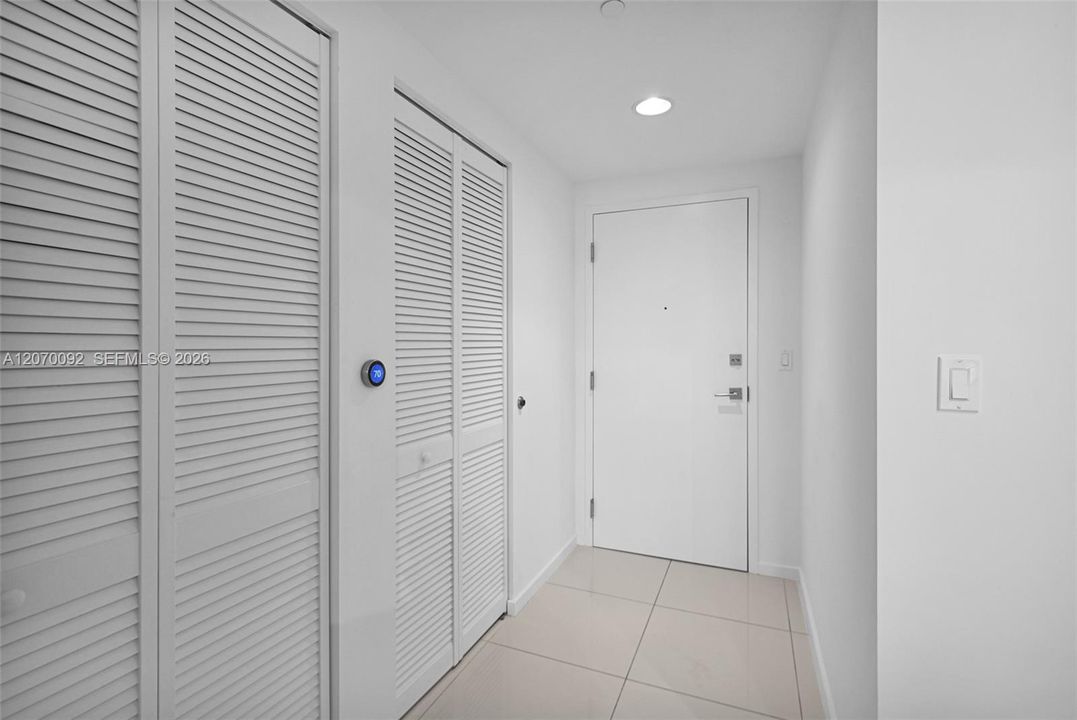 For Sale: $400,000 (1 beds, 1 baths, 769 Square Feet)