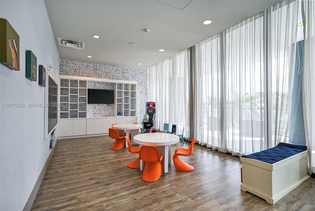 For Sale: $400,000 (1 beds, 1 baths, 769 Square Feet)