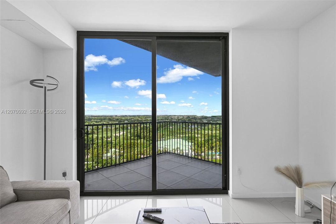 For Sale: $400,000 (1 beds, 1 baths, 769 Square Feet)