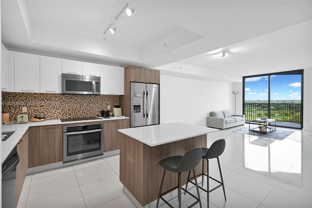 For Sale: $400,000 (1 beds, 1 baths, 769 Square Feet)