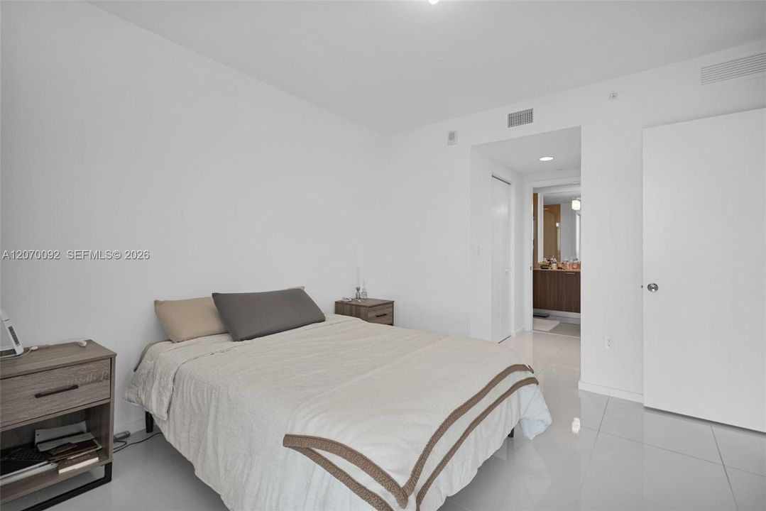 For Sale: $400,000 (1 beds, 1 baths, 769 Square Feet)