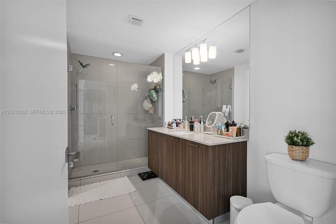 For Sale: $400,000 (1 beds, 1 baths, 769 Square Feet)