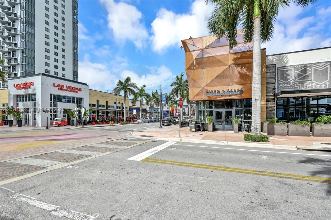 For Sale: $400,000 (1 beds, 1 baths, 769 Square Feet)