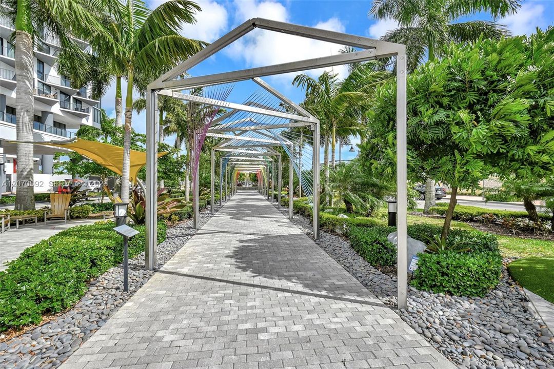 For Sale: $400,000 (1 beds, 1 baths, 769 Square Feet)
