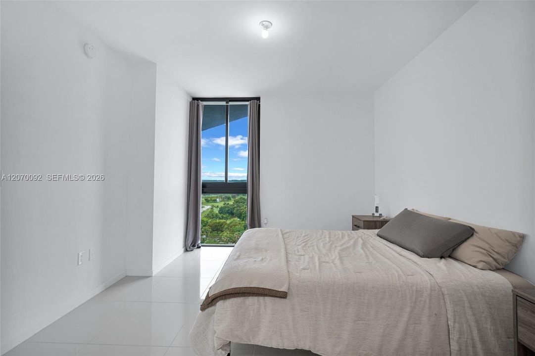 For Sale: $400,000 (1 beds, 1 baths, 769 Square Feet)