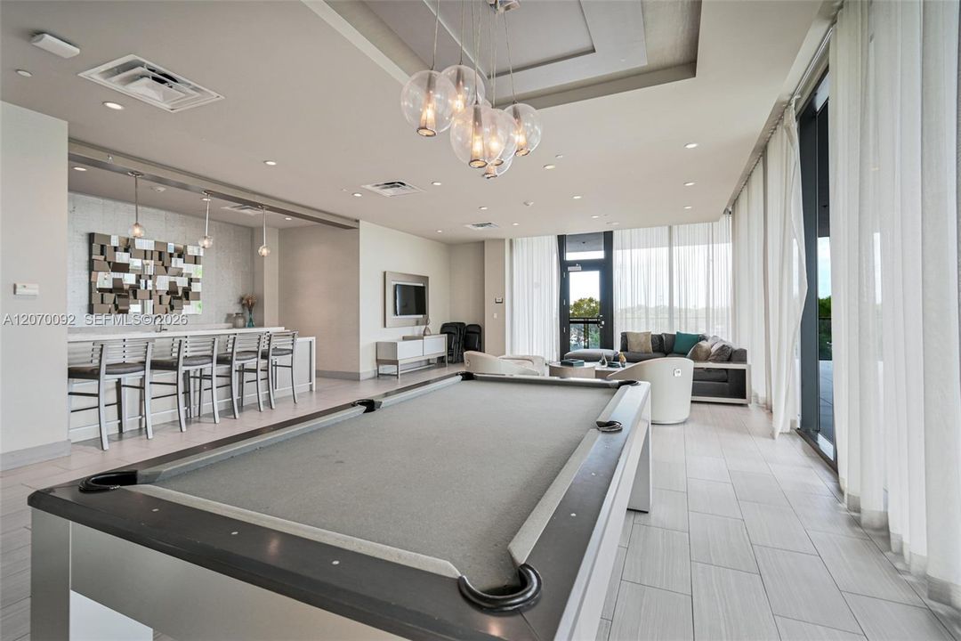 For Sale: $400,000 (1 beds, 1 baths, 769 Square Feet)