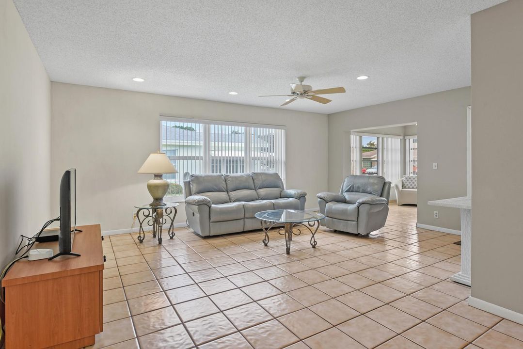 005-023-5157 Lakefront Blvd-1499x1000