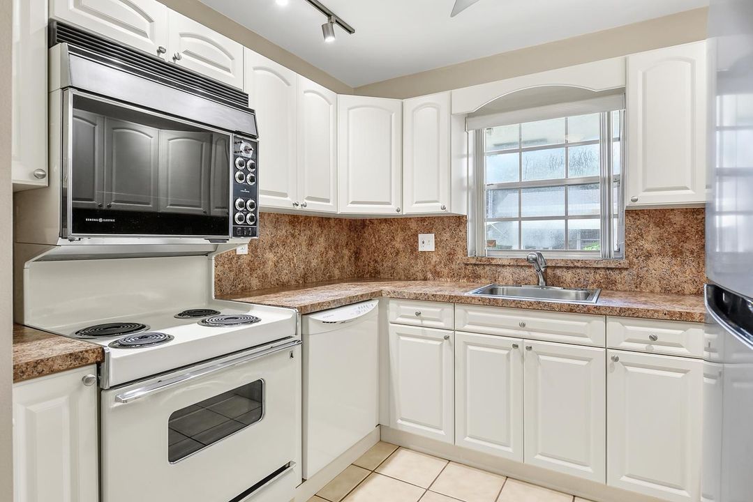 008-028-5157 Lakefront Blvd-1499x1000
